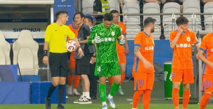 亚博体育-诉苦！王彤找瓦科交流，指了指麦麦提江，随后指向自己的脑袋